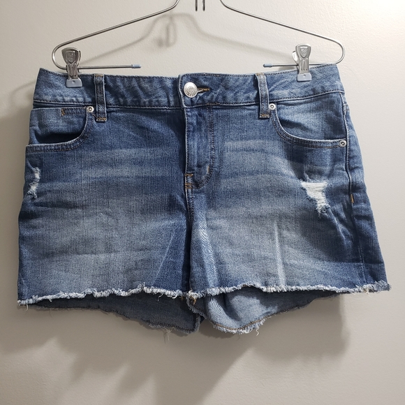 Maurices Dark Wash Raw Hem Distressed Shorts, Size 8 - Picture 2 of 9